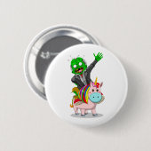 Ein grüner Zombie fährt auf einem niedlich rosa Ei Button (Vorne & Hinten)