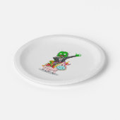 Ein grüner Zombie fährt auf einem niedlich rosa Ei Pappteller (Schrägansicht)