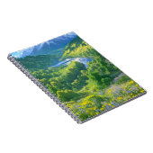 Ein grünes Tal mit Pinienbäumen Blühend Notizblock (Rechte Seite)