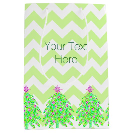 Ein grünes Weihnachtsbaum-personalisiertes Mittlere Geschenktüte (Vorderseite)