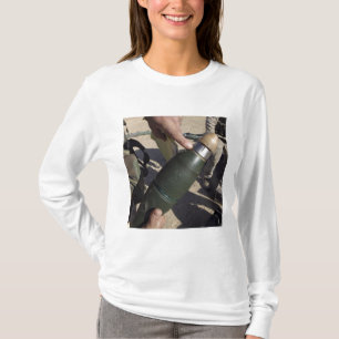 Ein Gruppenführer zeigt auf eine T-Shirt