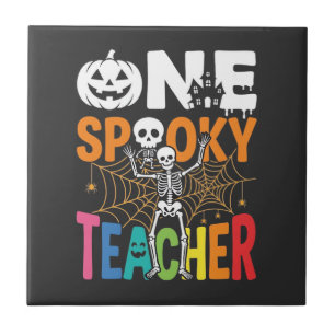 Ein gruseliger Halloween-Lehrer-Design_1 Fliese