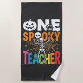 Ein gruseliger Halloween-Lehrer-Design_1 Strandtuch (Vorderseite)
