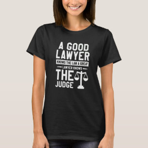 Ein guter Anwalt kennt das Gesetz, das ein großer  T-Shirt