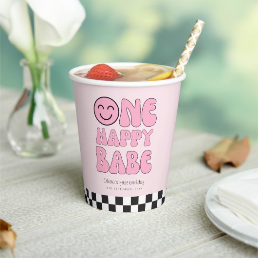 Ein Happy Babe Happy Face Pink Pappbecher (In Situ)