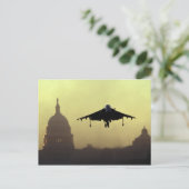 Ein Harrier-Jet, der im Morgengrauen mit Postkarte (Stehend Vorderseite)