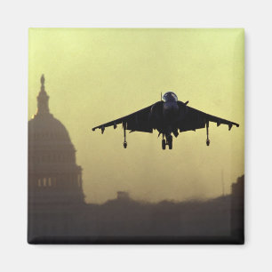 Ein Harrier-Jet landet bei Morgengrauen auf der Ma Magnet