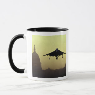 Ein Harrier-Jet landet bei Morgengrauen auf der Ma Tasse