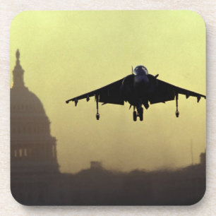 Ein Harrier-Jet landet bei Morgengrauen auf der Ma Untersetzer