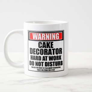 Ein hart arbeitender Kuchendekorator stört nicht Jumbo-Tasse