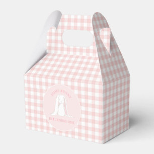 Ein Häschen ist ein rosa Gingham-Geburtstag Geschenkschachtel