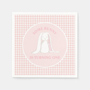 Ein Häschen ist ein rosa Gingham-Geburtstag Serviette