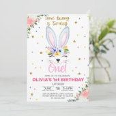 Ein Hase macht ein Mädchen einladen. Einladung (Stehend Vorderseite)