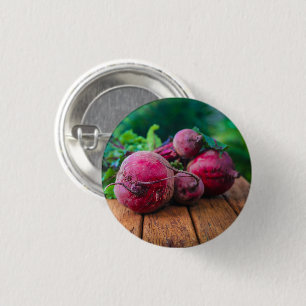 Ein Haufen frischer Roter Rüben mit Grüntönen auf Button