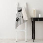 Ein Haufen graubrauner schwarzer Ameisen auf Grau Sherpadecke (Beispiel)