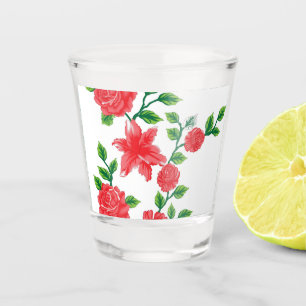 ein Haufen roter Blume auf weißem Hintergrund Schnapsglas