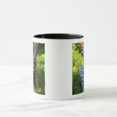 Ein Haufen Traubenreste auf einem Weinstock mit Tasse (Zentrum)