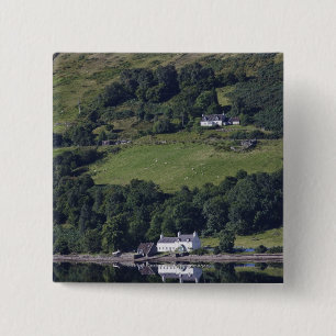 Ein Haus entlang dem Wasser Button