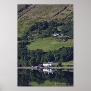 Ein Haus entlang dem Wasser Poster