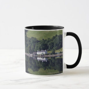 Ein Haus entlang dem Wasser Tasse