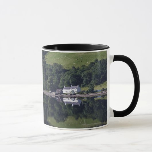 Ein Haus entlang dem Wasser Tasse (Rechts)