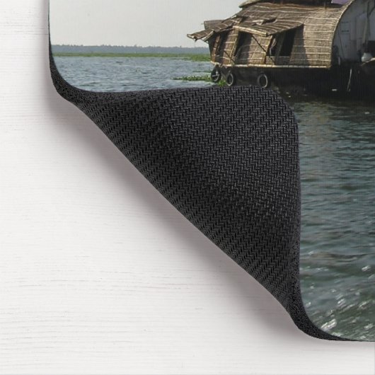 Ein Hausboot, das sich friedvoll durch einen Mousepad (Ecke)