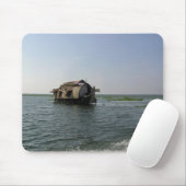 Ein Hausboot, das sich friedvoll durch einen Mousepad (Mit Mouse)