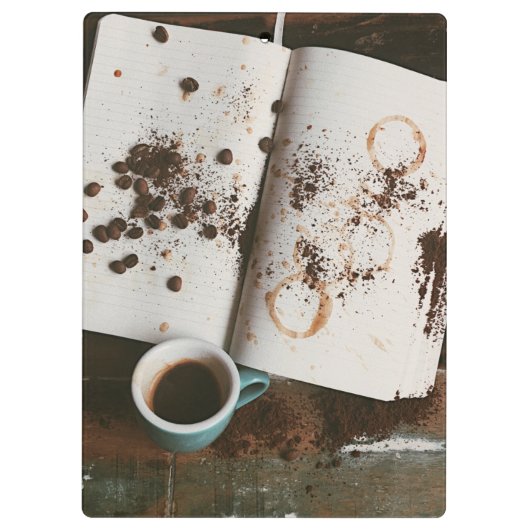 Ein heißer Schlammkaffee mit festem Buch und Bohne Klemmbrett (Rückseite)