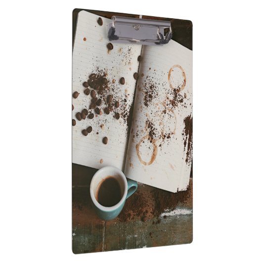 Ein heißer Schlammkaffee mit festem Buch und Bohne Klemmbrett (Rechts)