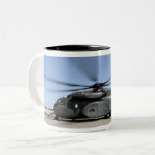 Ein Helikopter für den Drachenflieger MH-53E Zweifarbige Tasse (Vorderseite Links)