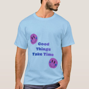 ein hellblaues T-Shirt mit halben Ärmeln