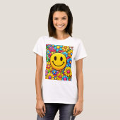 Ein helles T-Shirt mit Smiley-Gesicht und Blumenmu (Vorne ganz)