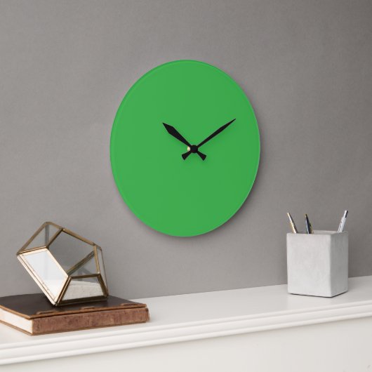 Ein hellgrünes Set mit weißer Ba. Große Wanduhr (Büro)