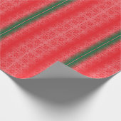 Ein hellroter Apfel sitzt auf einer schlichten, we Geschenkpapier (Ecke)