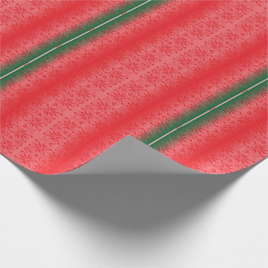 Ein hellroter Apfel sitzt auf einer schlichten, we Geschenkpapier (Ecke)