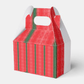 Ein hellroter Apfel sitzt auf einer schlichten, we Geschenkschachtel (Vorderseite)