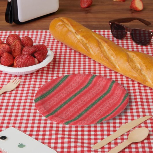 Ein hellroter Apfel sitzt auf einer schlichten, we Pappteller (Picknick)
