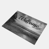 Ein herrlicher Empfang am Strand in Graustufen Fußmatte (Schrägansicht)