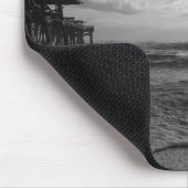 Ein herrlicher Strandmorgen in Graustufen Mousepad (Ecke)