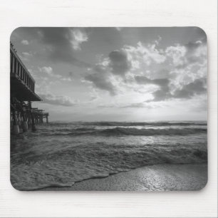 Ein herrlicher Strandmorgen in Graustufen Mousepad