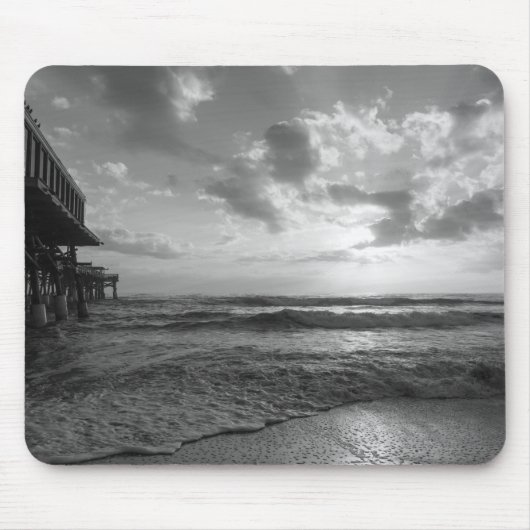 Ein herrlicher Strandmorgen in Graustufen Mousepad (Vorne)