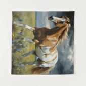 Ein herrliches Pinto Pferd auf der Wiese Wandteppich (Vorderseite (Horizontal))