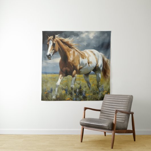 Ein herrliches Pinto Pferd auf der Wiese Wandteppich (Beispiel)