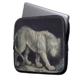 Ein herumstreichender Tiger (Bleistift auf Papier) Laptopschutzhülle (Vorderseite Links)