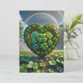 Ein Herz aus Kleeblättern unter dem Regenbogen Feiertagskarte (Stehend Vorderseite)