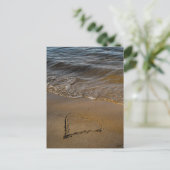 Ein Herz in Sand und Regenbogenfarben Postkarte (Stehend Vorderseite)