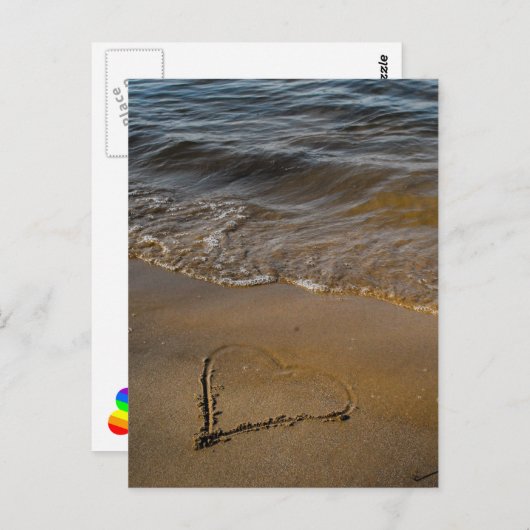 Ein Herz in Sand und Regenbogenfarben Postkarte (Vorne/Hinten)