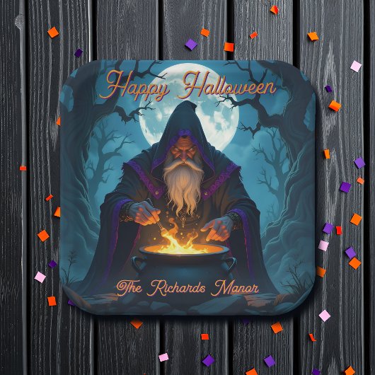 Ein Hexenmeister bricht ein Halloween-Party auf Pappteller