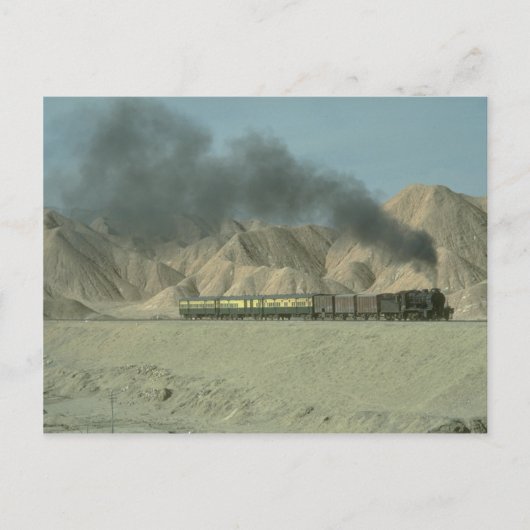 Ein HGS 2-8-0 wird in karger Landschaft in der Näh Postkarte (Vorderseite)