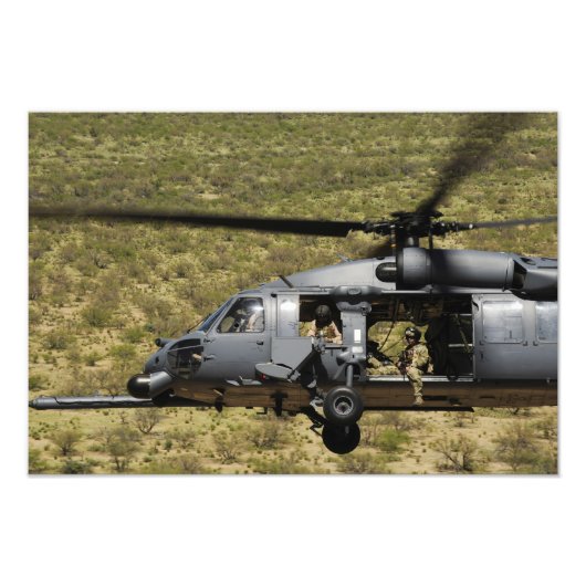 Ein HH-60 Pave Hawk fliegt über die Wüste Fotodruck (Vorne)